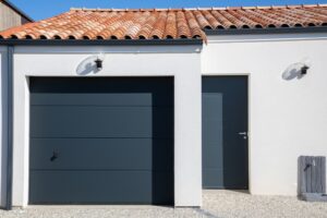Jakie bramy najlepiej pasują do garaży o małej powierzchni?