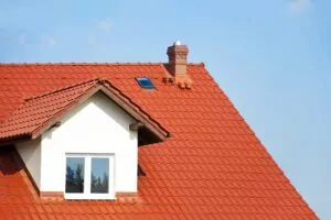Dachówka ceramiczna czy betonowa – co wybrać do pokrycia dachu?