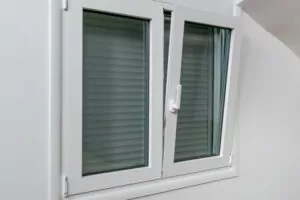 Dlaczego okna PCV to dobra alternatywa dla okien drewnianych i aluminiowych?